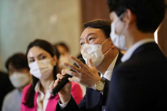 윤석열(오른쪽 두번째) 전 검찰총장이 12일 오후 서울 서대문구 UCC라운지에서 열린 '청년, 희망을 해킹하라' 토크콘서트에서 청년 일자리 문제에 관해 발언하고 있다.윤석열 대선캠프 제공